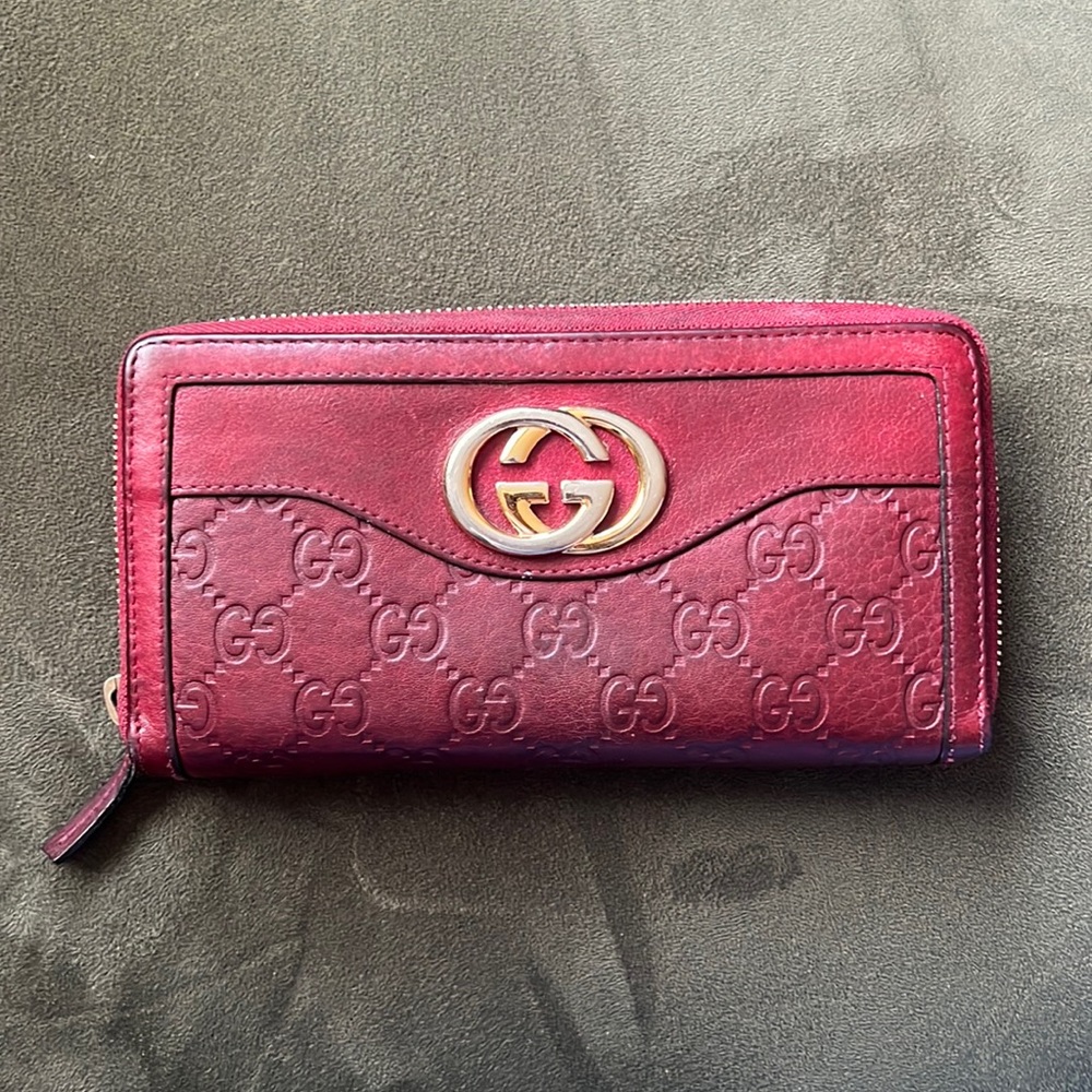 Gucci red wallet !